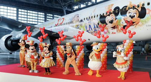 Hãng Japan Airlines (Nhật) sơn hình ảnh chú chuột Mickey và bạn gái là Minnie để đánh dấu kỷ niệm 30 năm thành lập công viên Tokyo Disneyland.