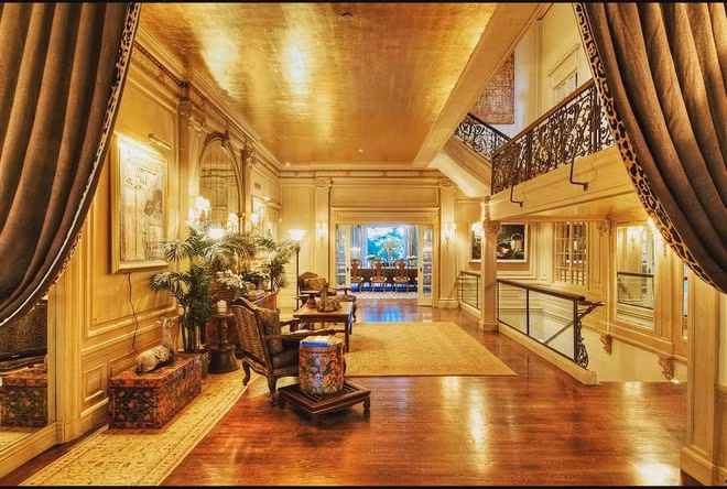 Cả ngôi nhà lấp lánh ánh vàng.