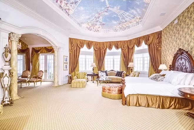 Phòng ngủ rộng rãi như một cung điện.