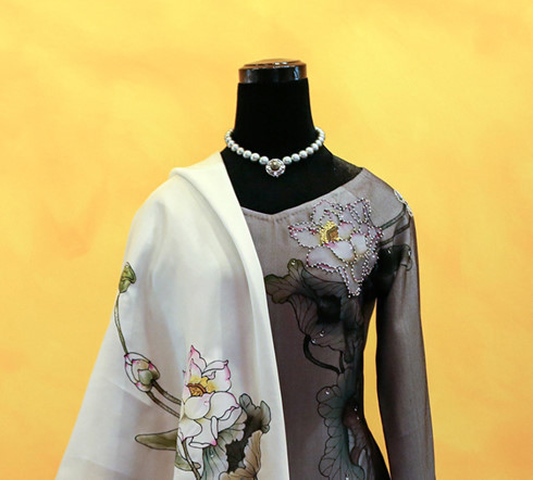 Nghệ nhân Hồ Thanh Tuấn, TGĐ thương hiệu Hoàng Gia Pearl, chính là tác giả của bộ vòng trang sức ngọc trai độc đáo tặng phu nhân Tổng thống Obama. Ông Hồ Thanh Tuấn cũng là nghệ nhân chế tác nhiều vương miện hoa hậu trong các cuộc thi sắc đẹp.