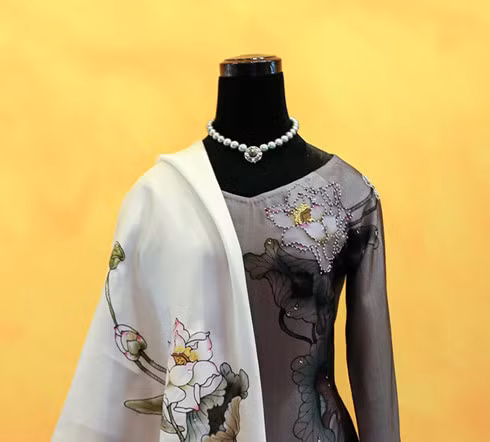 Nghệ nhân Hồ Thanh Tuấn, TGĐ thương hiệu Hoàng Gia Pearl, chính là tác giả của bộ vòng trang sức ngọc trai độc đáo tặng phu nhân Tổng thống Obama. Ông Hồ Thanh Tuấn cũng là nghệ nhân chế tác nhiều vương miện hoa hậu trong các cuộc thi sắc đẹp.
