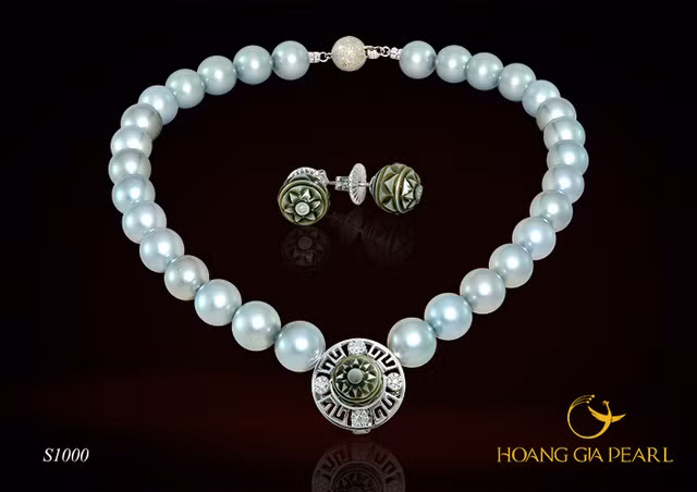 Vòng cổ ngọc trai trống đồng của thương hiệu Ngọc trai Hoàng Gia được kết hợp với áo dài của NTK Sỹ Hoàng là món quà tặng mang ý nghĩa văn hóa dân tộc Việt Nam, đồng thời gởi gắm một thông điệp hoà bình và thịnh vượng.