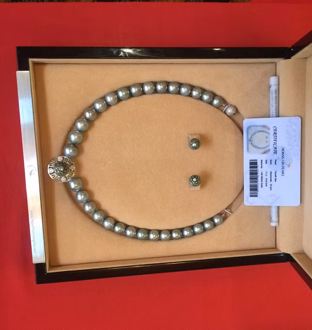 Chiếc vòng là kết cấu một chuỗi 30 viên ngọc trai biển màu đen tự nhiên quý hiếm được Công ty Ngọc Trai Hoàng Gia trực tiếp nuôi cấy tại vùng biển miền trung Việt Nam.