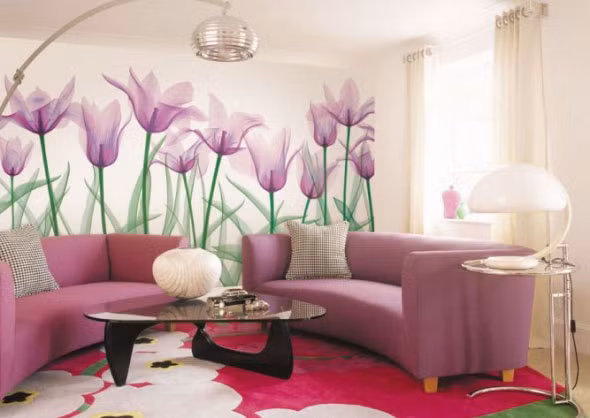 Giấy dán tường hình hoa 3D mang đến sự sang trọng cho phòng khách.