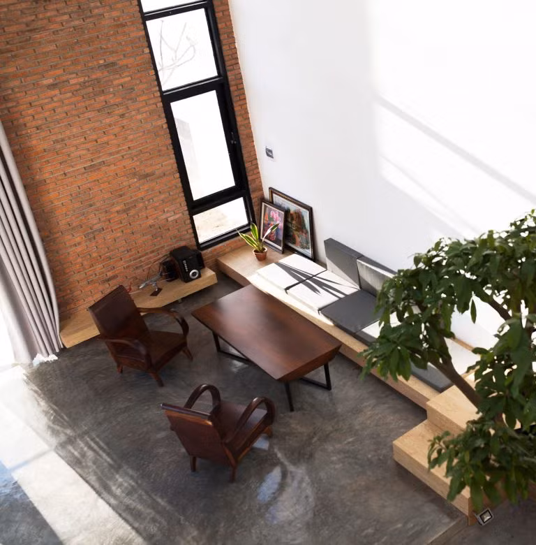 Các kiến trúc sư gặp phải một số khó khăn nhất định như chi phí xây dựng thấp và lao động địa phương có tay nghề thấp. Sau cùng, họ đã cân bằng đầy đủ khối lượng không gian, giảm thiểu tối đa các chi tiết trang trí và sử dụng vật liệu địa phương sẵn có để dễ dàng thay thế khi cần thiết và tận dụng ánh sáng tự nhiên.