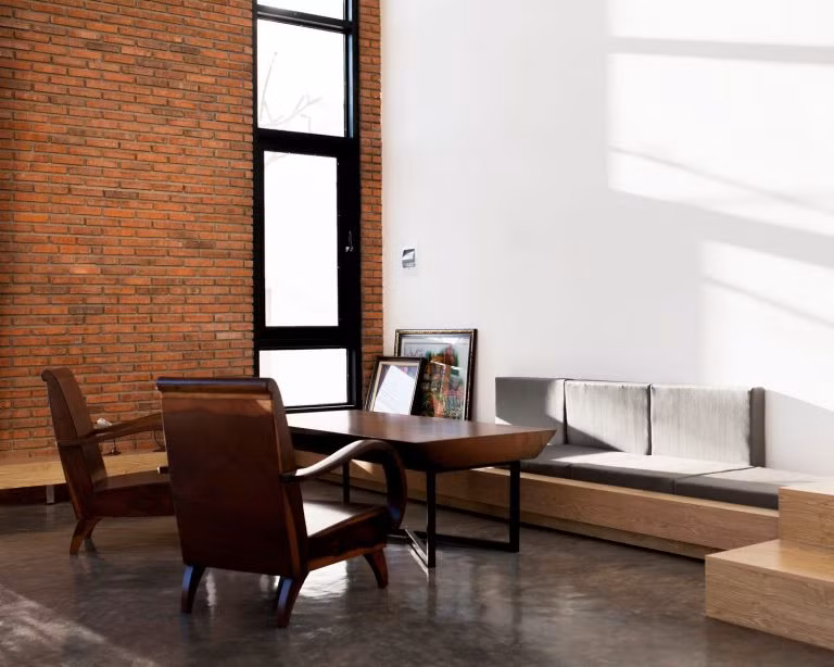 Ngôi nhà sử dụng toàn bộ vật liệu xây dựng có sẵn tại địa phương để giảm chi phí giao hàng, xây dựng và bảo trì. Bên cạnh đó, một số đồ nội thất đã được tận dụng từ ngôi nhà cũ của gia chủ để giảm thiểu chi phí.