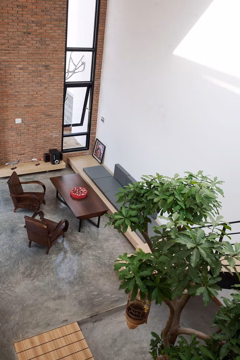 Chủ sở hữu của ngôi nhà là một cặp bố mẹ trẻ sống với hai đứa con của họ, mong muốn một ngôi nhà đơn giản, ấm cúng và rộng rãi với nhiều ánh sáng và tiết kiệm chi phí xây dựng.