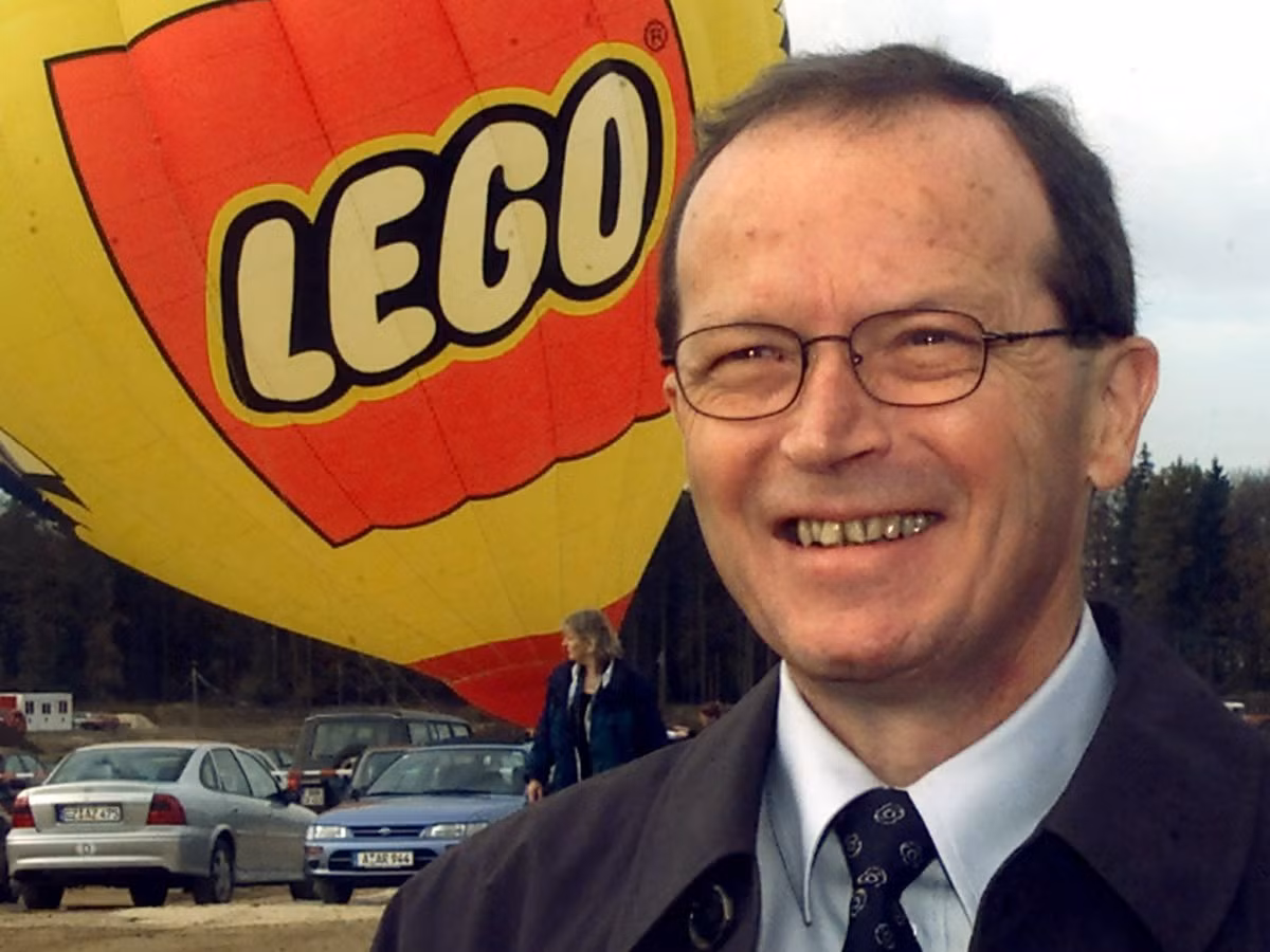 Người giàu nhất Đan Mạch Kjeld Kirk Kristiansen; Tài sản ròng: 12,8 tỷ USD; Xếp hạng Forbes: 68. Là cháu trai của nhà phát minh ra Lego, Kjeld Kirk Kristiansen đã điều hành công ty này trong suốt 25 năm trước khi nghỉ hưu vào năm 2004. Dù vậy, ông vẫn đang sở hữu 75% của Lego, đồng thời sở hữu 30% của Merlin Entertainments.