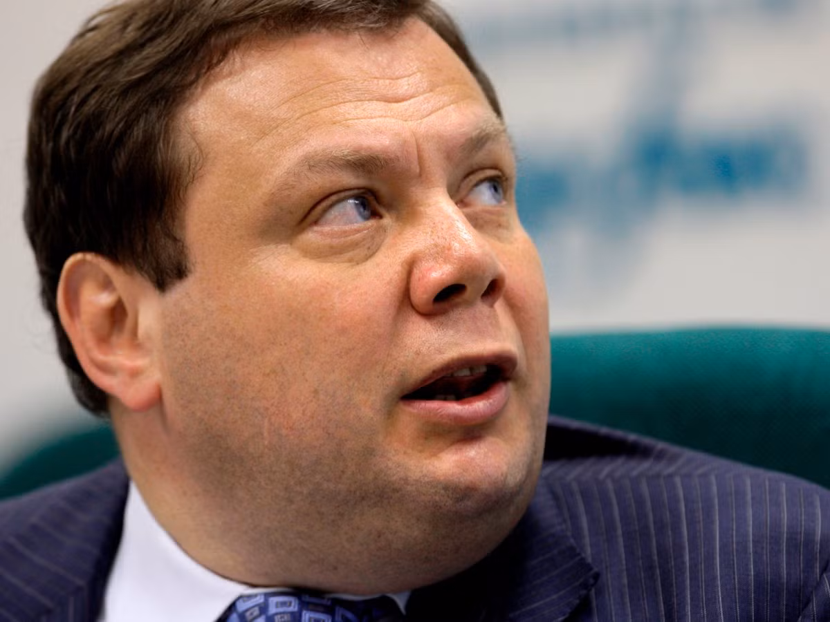 Người giàu nhất Nga Mikhail Fridman; Tài sản ròng: 12,9 tỷ USD; Xếp hạng Forbes: 67. "Ông trùm" Mikhail Fridman là người đồng kiểm soát Alfa Group, tập đoàn đầu tư tài chính và công nghiệp lớn nhất của Nga, cùng với tỷ phú Đức Khan và Alexei Kuzmichev.