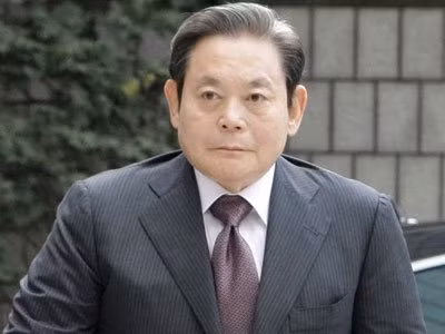 Người giàu nhất Hàn Quốc Lee Kun-Hee; Tài sản ròng: 9,1 tỷ USD; Xếp hạng Forbes: 116. Ông Lee Kun-Hee là Chủ tịch của Samsung, tập đoàn đang nắm giữ chiếm khoảng một phần tư tổng GDP 1.400 tỷ USD của Hàn Quốc, theo Forbes. Sau khi phải nhập viện do một cơn đau tim vào năm 2014, Chủ tịch Lee đã bắt đầu lên kế hoạch thừa kế công ty cho con trai, Jay Y. Lee.