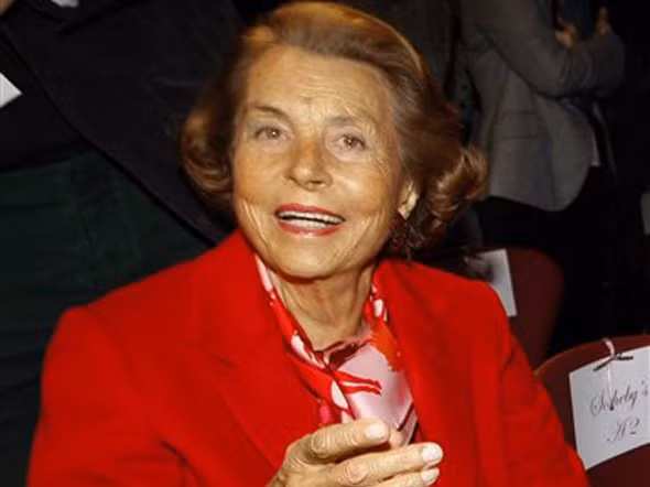 Những người giàu nhất nước Pháp Liliane Bettencourt và gia đình; Tài sản ròng: 36,3 tỷ USD; Xếp hạng Forbes: 11. Liliane Bettencourt đã gia tăng thêm khối tài sản hàng chục tỷ USD khi mua lại hơn 8% cổ phần công ty mỹ phẩm gia đình L'Oreal vào năm 2014 từ Nestle.