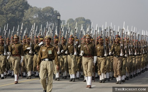 Ấn Độ. 1.325.000 binh lính là số lượng khá "khủng" đối với quân đội quốc gia. Ấn Độ chi ra 50 tỷ USd cho quân sự và có tới gần 6.000 xe tăng chiến đấu cùng gần 2.000 máy bay luôn sẵn sàng hoạt động.