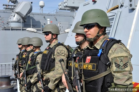 Thổ Nhĩ Kỳ - tại khu vực Địa Trung Hải, Thổ Nhĩ Kỳ nổi lên là một trong những cường quốc quân sự mạnh nhất. Hiện tại, ngân sách quốc phòng của Thổ Nhĩ Kỳ khoảng 18,2 tỷ USD, sở hữu gần 4.000 xe tăng, 1.020 máy bay và khoảng 13 tàu ngầm quân sự hoạt động.