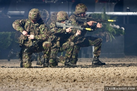 Vương quốc Anh. Đến năm 2018, Vương quốc Anh sẽ giảm số lượng binh lính xuống khoảng 20%, tuy nhiên, điều này không làm giảm sức mạnh quân sự của quốc gia này khi họ tăng cường khá nhiều về công nghệ quân sự.