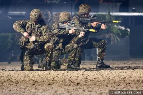 Vương quốc Anh. Đến năm 2018, Vương quốc Anh sẽ giảm số lượng binh lính xuống khoảng 20%, tuy nhiên, điều này không làm giảm sức mạnh quân sự của quốc gia này khi họ tăng cường khá nhiều về công nghệ quân sự.