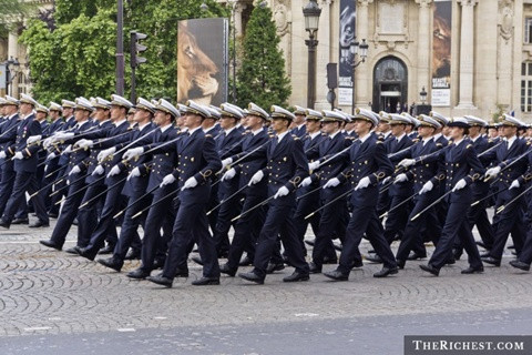 Pháp. Trong lịch sử đã từng có thời điểm, Pháp gửi quân đến khắp mọi nơi trên thế giới. Đến nay, họ vẫn là một trong cường quốc quân sự thế giới và chi ra khoảng 62,3 tỷ USD cho quốc phòng trong năm qua.