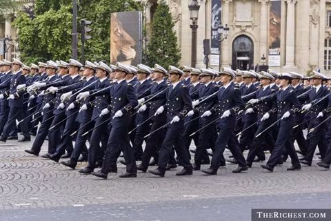 Pháp. Trong lịch sử đã từng có thời điểm, Pháp gửi quân đến khắp mọi nơi trên thế giới. Đến nay, họ vẫn là một trong cường quốc quân sự thế giới và chi ra khoảng 62,3 tỷ USD cho quốc phòng trong năm qua.
