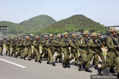 Nhật Bản. Nhật Bản không sử dụng nhiều binh lính nhưng họ có các trang bị quân sự hiện đại. Ngân sách quốc phòng của quốc gia này là khoảng 50 tỷ USD.