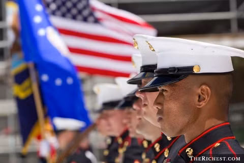 Mỹ: Mỹ vẫn đang là cường quốc quân sự mạnh nhất. Họ chi ra khoảng hơn 600 tỷ USD cho ngân sách quốc phòng mỗi năm cho phép họ sở hữu 8.848 xe tăng chiến đấu, 13.892 máy bay và 72 tàu ngầm.