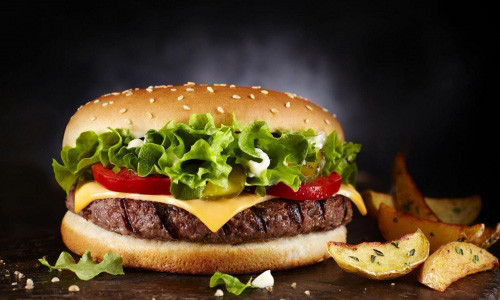 Mức độ khủng hoảng kinh tế của Venezuela còn được phản ánh qua giá của… một chiếc bánh mỳ kẹp thịt hamburger. Một chiếc bánh mỳ được bán với giá 1.700 bolivar, tương đương với 170 USD (khoảng hơn 3 triệu đồng)