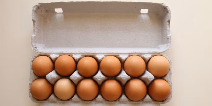 Đồng tiền quốc gia mất giá kéo theo giá hàng hóa tăng cao ngất ngưởng, quả trứng có giá 15 USD (hơn 300.000 đồng). Người Venezuela phải bỏ ra số tiền tương đương với 4,6 triệu đồng để mua được 12 quả trứng gà, do tình trạng lạm phát và thiếu hụt hàng hóa nghiêm trọng.