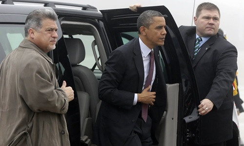 Nhóm vệ sĩ không chỉ bao gồm những điệp viên luôn mặc vest, đeo cà vạt, kính đen và đeo tai nghe. Họ còn là những người mặc thường phục, đứng từ xa quan sát để bảo vệ an toàn cho ông Obama.