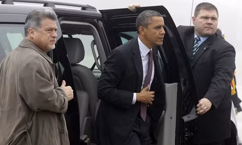 Nhóm vệ sĩ không chỉ bao gồm những điệp viên luôn mặc vest, đeo cà vạt, kính đen và đeo tai nghe. Họ còn là những người mặc thường phục, đứng từ xa quan sát để bảo vệ an toàn cho ông Obama.