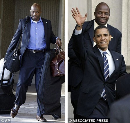 Reggie Love, một vệ sĩ bảo vệ ông Obama, nhận mức lương là 75.000 USD/năm, làm việc ít nhất 18 tiếng mỗi ngày.