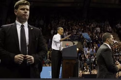 Những người vệ sĩ sẵn sàng bảo vệ vị nguyên thủ quốc gia khỏi bất cứ âm mưu nào.