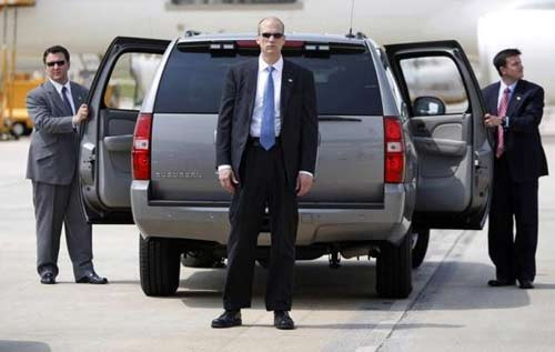 Những vệ sĩ ưu tú nhất luôn đi cùng Tổng thống Obama đến mọi nơi trên thế giới trên chiếc Chuyên cơ Không lực một, Trực thăng số 1 hay ở khi ở Nhà Trắng, tòa nhà Chính phủ, trong những lần xuất hiện trước công chúng bên trong những đoàn xe hộ tống.