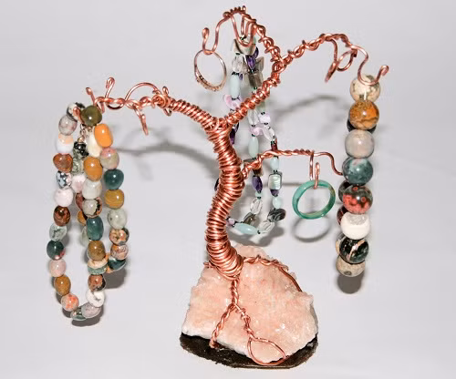 Bonsai còn được tô điểm bằng vòng.