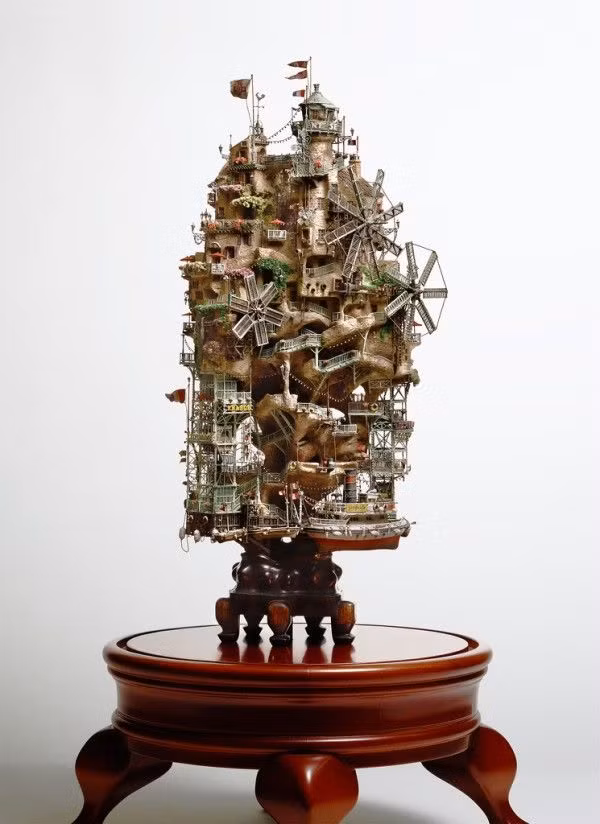 Dưới bàn tay tài hoa của nghệ nhân người Nhật Takanori Aiba, hàng loạt cây bonsai đã biến thành tòa lâu đài nguy nga, khách sạn nhiều tầng tráng lệ, hay ngôi nhà trên đảo hoang của Robinson.