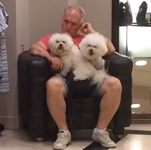 Ngoài việc chờ vợ mua sắm, quý ông này còn kiêm thêm nhiệm vụ trông hai chú cún.