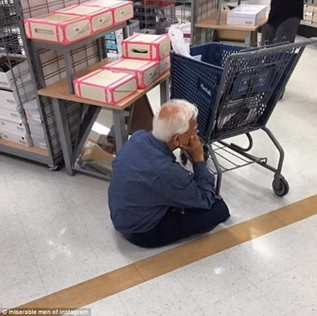 Không có ghế nghỉ, quý ông ngồi xuống nền nhà luôn.