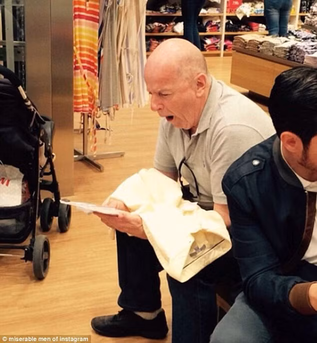 Quý ông ngồi ngáp dài trong khi vợ ông vẫn chưa lựa xong đồ.