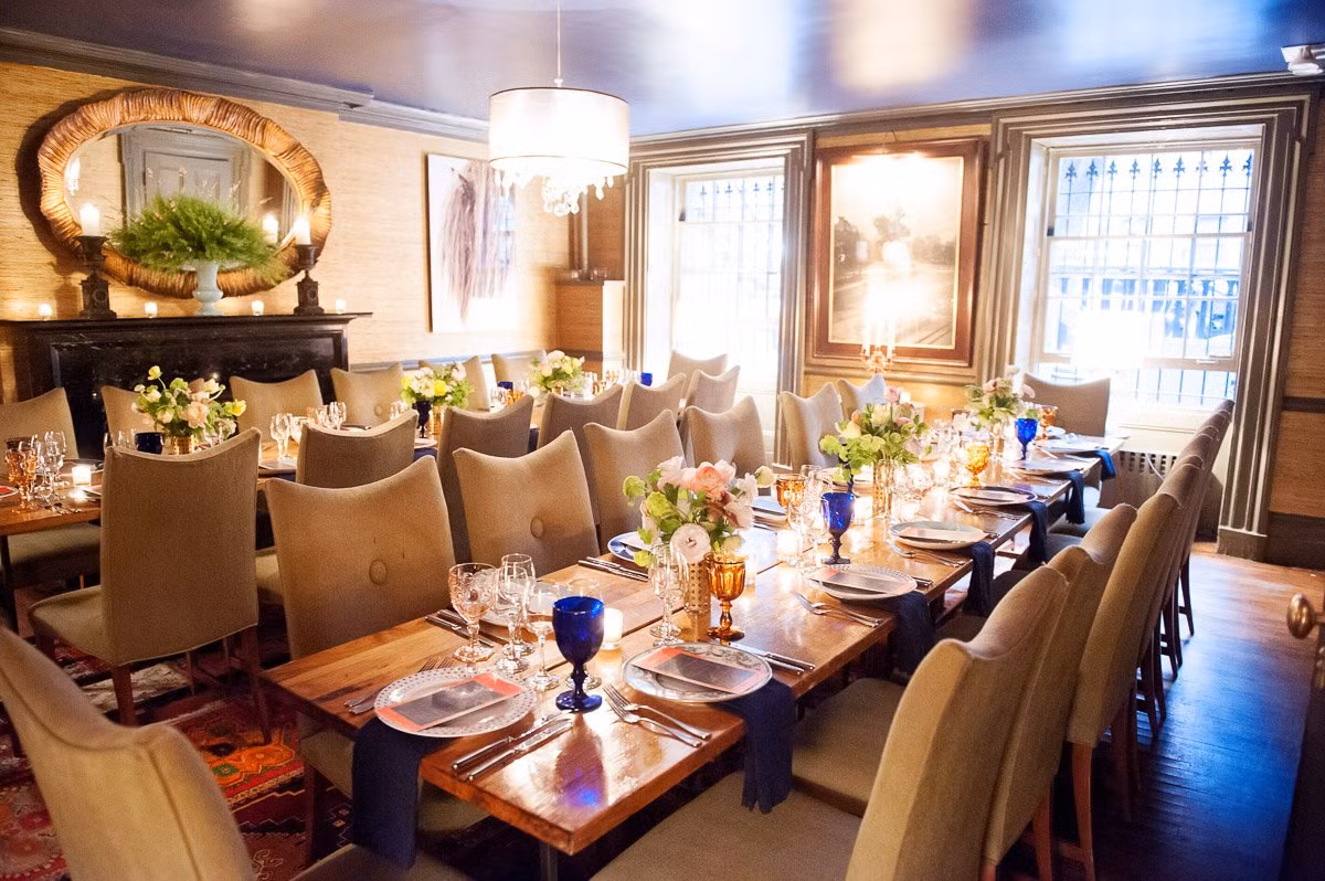 Thành viên có thể đến và rời khỏi hộp đêm này bất kể ngày và đêm.