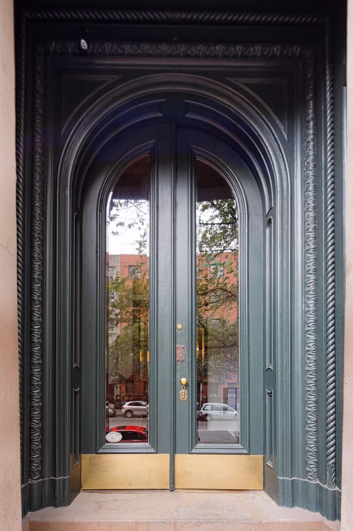 Hộp đêm xa hoa này gồm 5 tầng, là nơi giải trí thư giãn của hơn 1.000 thành viên từ 21 đến 80 tuổi.