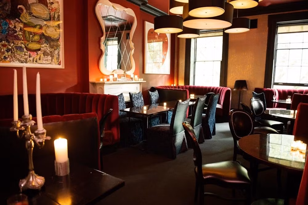 Có rất nhiều quầy bar ở hộp đêm này bên cạnh một hầm rượu ở tầng hầm. Norwood cũng có một bộ sưu tập các bức tranh nghệ thuật ấn tượng. Nơi đây thường diễn ra các sự kiện khác nhau như hướng dẫn phác thảo bản vẽ, nếm rượu mẫu, nhạc sống và các buổi triển lãm tranh.