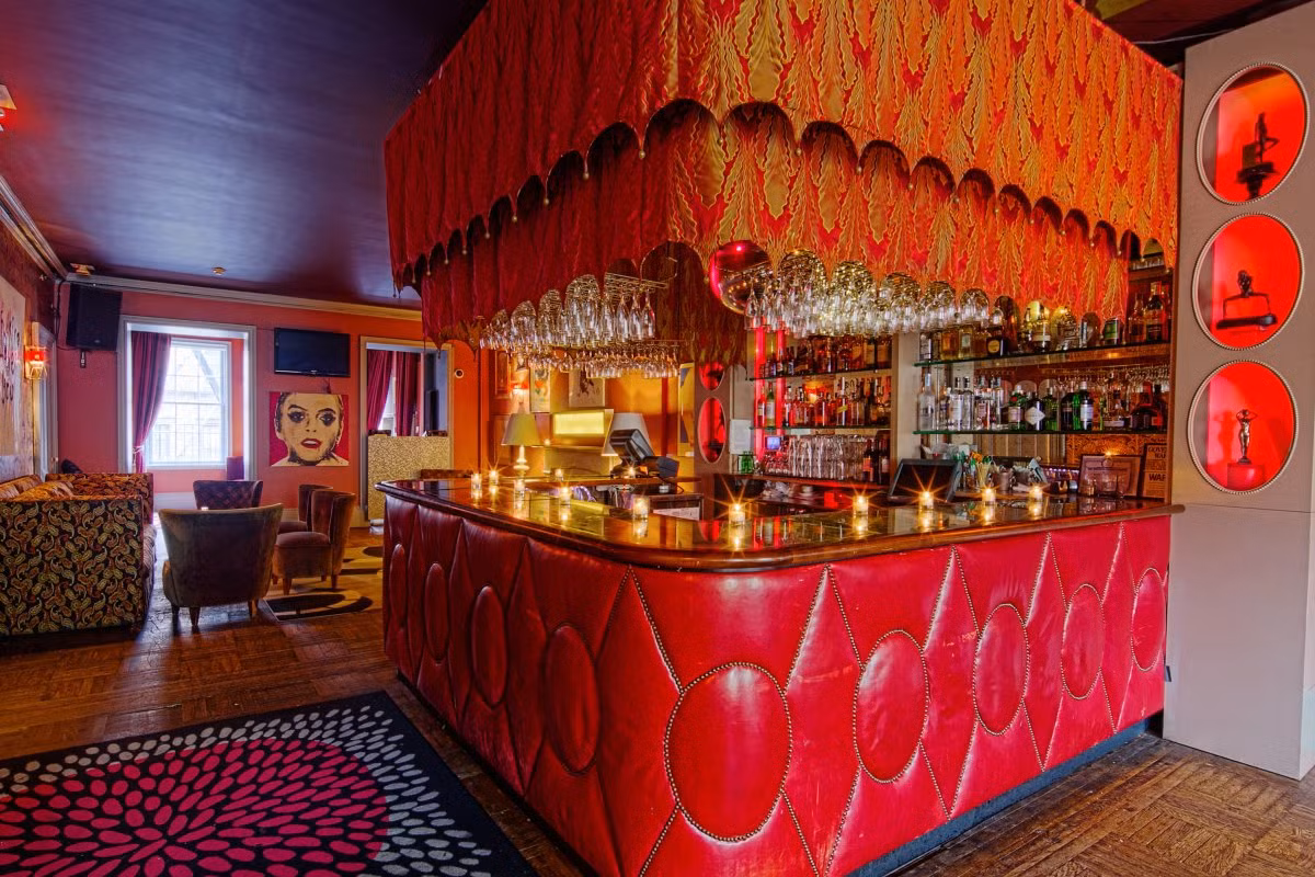 Hộp đêm này sẽ mở cửa lúc 10h00 và được sử dụng như một không gian làm việc cho các cuộc họp khách hàng, hoặc thưởng thức đồ uống với đồng nghiệp (mỗi thành viên được phép dẫn kèm đi một người không phải là thành viên), hoặc đây cũng là nơi các thành viên ăn một bữa ăn sáng nhanh trước khi đến chỗ làm.