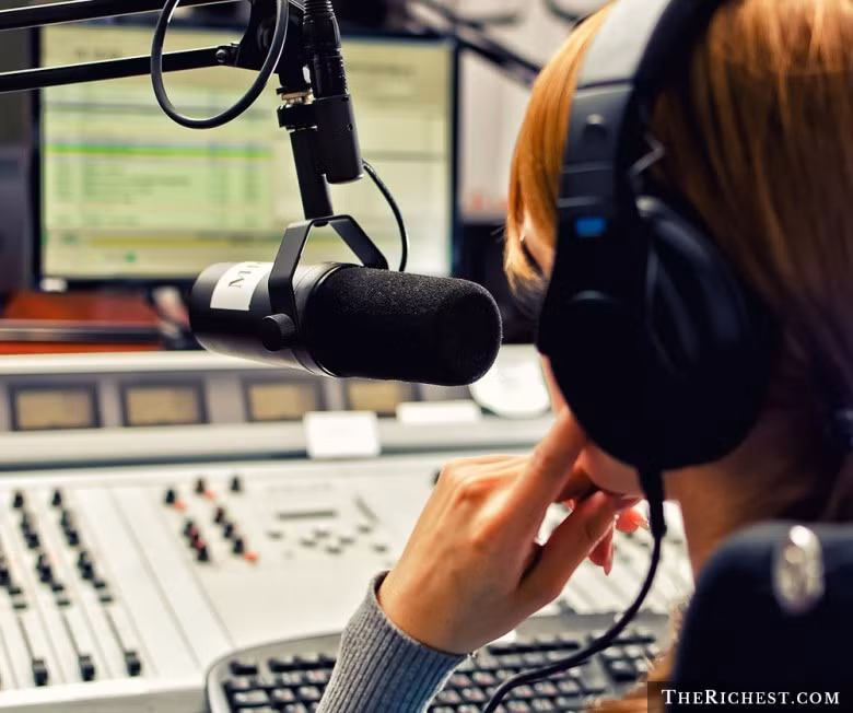 7. Phát thanh viên truyền hình. Tương tự biên tập viên tin tức thời sự, phát thanh viên truyền hình cũng là một công việc khá căng thẳng.