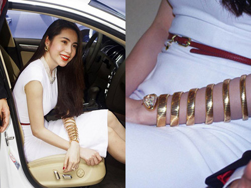 Trước đó, Thủy Tiên cũng từng gây chú ý với chiếc đồng hồ con rắn sang trọng và nói rằng đây là quà cưới của Công Vinh mua tặng. Giới truyền thông vào cuộc để săn lùng về nguồn gốc món trang sức độc lạ này. Được biết, đây là 1 trong 15 chiếc đồng hồ vòng rắn được sản xuất trên thế giới trị giá 4 tỷ đồng tính tại thời điểm đó. Tuy nhiên, một nhân viên kinh doanh mặt hàng này tiết lộ món quà cưới xa xỉ của Thủy Tiên chỉ là đồ mượn.