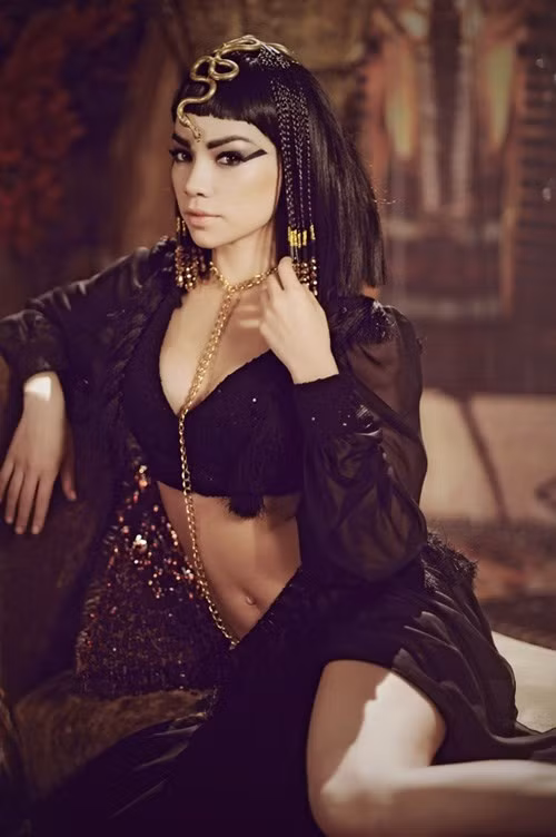 Với bộ trang sức rắn, Hồ Ngọc Hà tạo hình Nữ hoàng Ai Cập xinh đẹp, huyền bí trong MV Từ ngày anh đi.