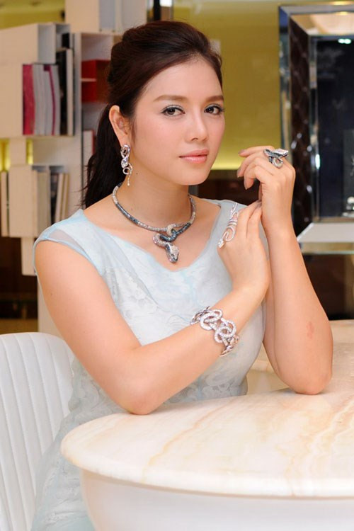 Lý Nhã Kỳ là người đẹp luôn được chú ý với những món hàng hiệu đắt tiền, cô sở hữu bộ trang sức rắn trị giá 10 tỷ đồng.