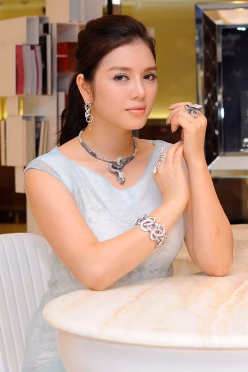 Lý Nhã Kỳ là người đẹp luôn được chú ý với những món hàng hiệu đắt tiền, cô sở hữu bộ trang sức rắn trị giá 10 tỷ đồng.
