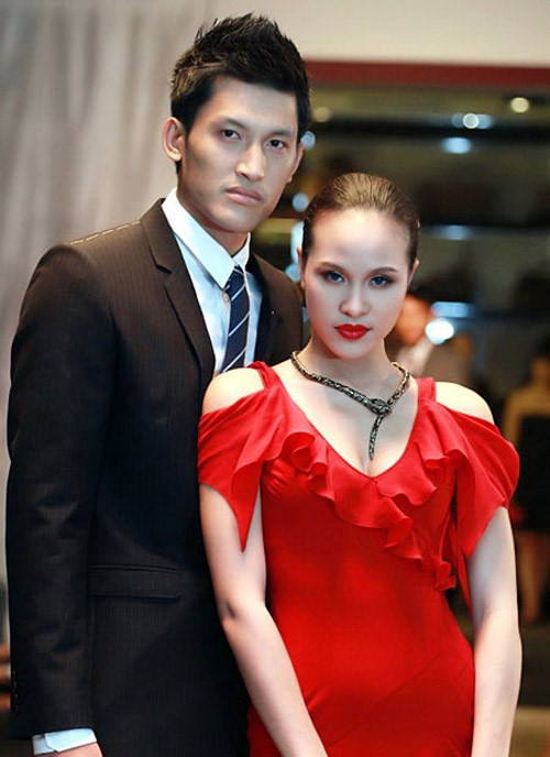 Phương Mai sở hữu chiếc vòng cổ hình rắn với họa tiết y như thật.