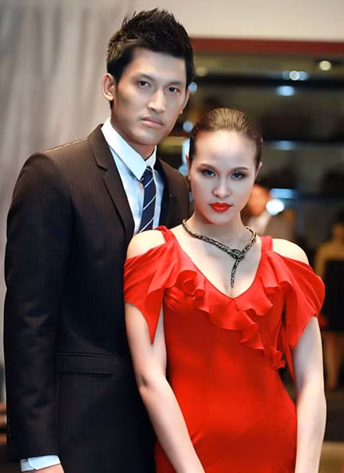 Phương Mai sở hữu chiếc vòng cổ hình rắn với họa tiết y như thật.