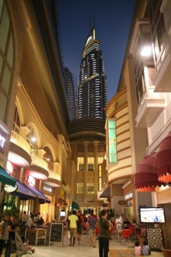 Phố đi bộ trong Dubai Mall bày bán những món ngon dân dã ngay giữa lòng trung tâm thương mại lớn nhất thế giới.
