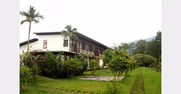 Theo nhận định về bất động sản, khu đất này của gia đình Mỹ Linh có giá tương đương 1 triệu USD (tương đương hơn 20 tỷ đồng), chưa kể các trang thiết bị phòng thu hiện đại bậc nhất Việt Nam.