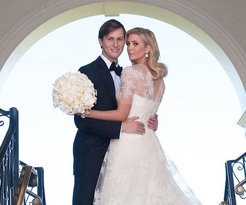 Cô dâu diện chiếc váy cưới kiểu truyền thống của nhà thiết kế Vera Wang. Khuyên tai và vòng đeo tay ước tính khoảng 220.000 USD.