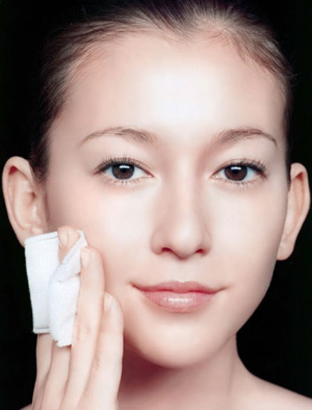  Tẩy trang sạch trước khi đi ngủ. Dù bạn có sử dụng các mỹ phẩm từ thiên nhiên thì cũng nên tẩy trang trước khi đi ngủ. Việc làn da của bạn tiếp xúc với nhiều khói bụi, không khí bẩn trong ngày sẽ làm tắc lỗ chân lông khiến hình thành các gốc tự do, đẩy nhanh quá trình lão hóa da. 